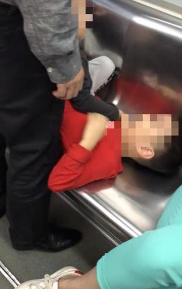 「光明网」熊孩子车厢内打闹占3座 旁边的家长置之不理