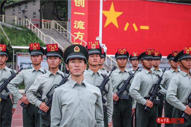 中国军网：身高不够能力来凑！“最矮”阅兵教练员的硬核奋斗史