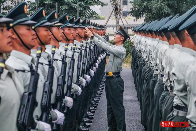 中国军网：身高不够能力来凑！“最矮”阅兵教练员的硬核奋斗史