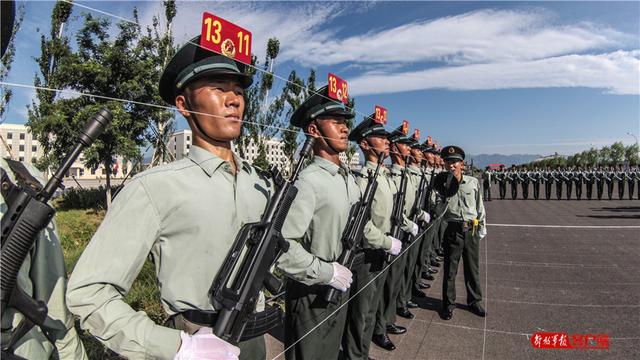中国军网：身高不够能力来凑！“最矮”阅兵教练员的硬核奋斗史