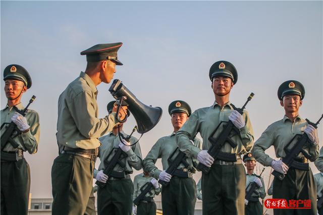 中国军网：身高不够能力来凑！“最矮”阅兵教练员的硬核奋斗史