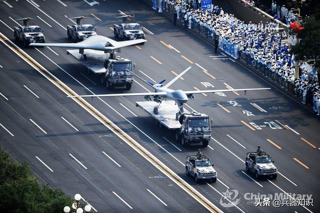 人侦察机的火箭发动机尾喷口第一方队包括2架高空高速隐身无人侦察机