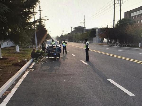 「光明网」骑车在路上被驴踢受伤骨折，双方各执一词谁来赔偿？