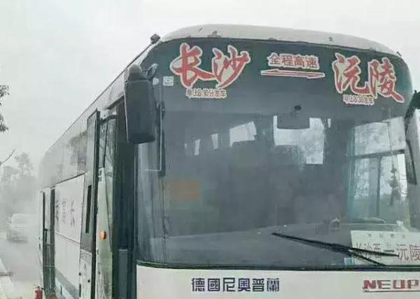 【光明网】收费站一载客大客车突发火情，机智的他们这样做……