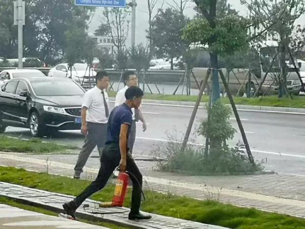 【光明网】收费站一载客大客车突发火情，机智的他们这样做……