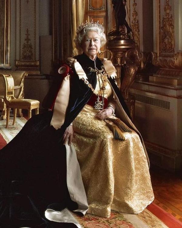 「光明网」有件东西，英国女王到访外地时一定会带：4个关于王室飞行小秘闻