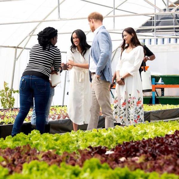 「光明网」有件东西，英国女王到访外地时一定会带：4个关于王室飞行小秘闻