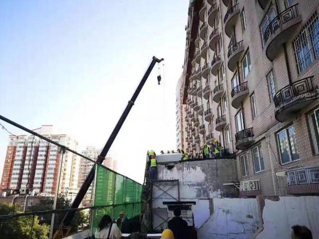 【北京日报客户端】露台上搭起小二层，白纸坊21处“楼上楼”开拆