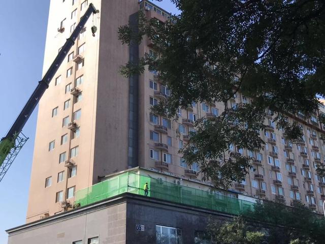【北京日报客户端】露台上搭起小二层，白纸坊21处“楼上楼”开拆