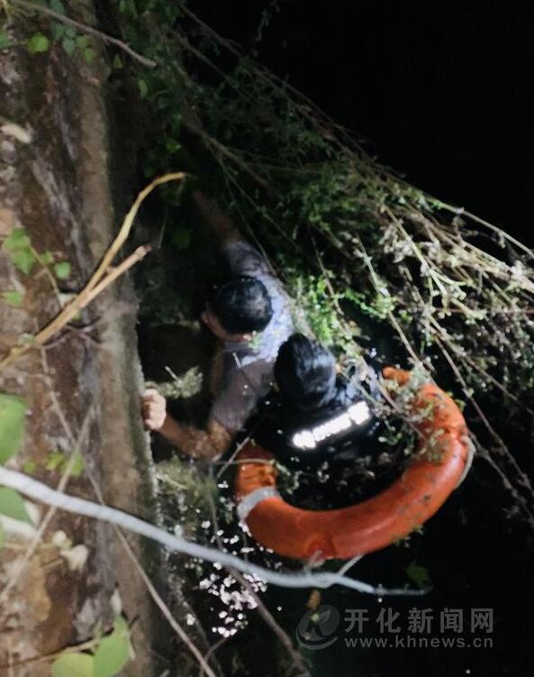 「光明网」漆黑的夜里，他毅然跳下5米深的水渠救人