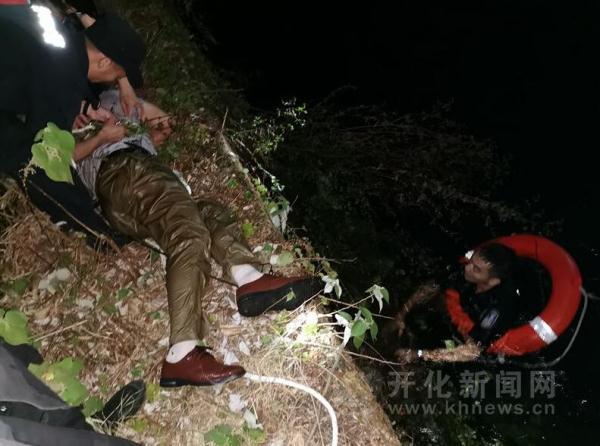 「光明网」漆黑的夜里，他毅然跳下5米深的水渠救人