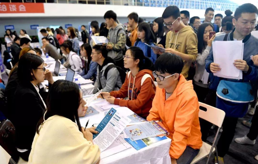 共青团中央■“不开心”就跳槽？“有注册没固定场所”的灵活就业暴增