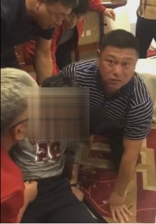 [中国文明网]男子家宴上昏倒命悬一线，救命恩人竟是当年的学生