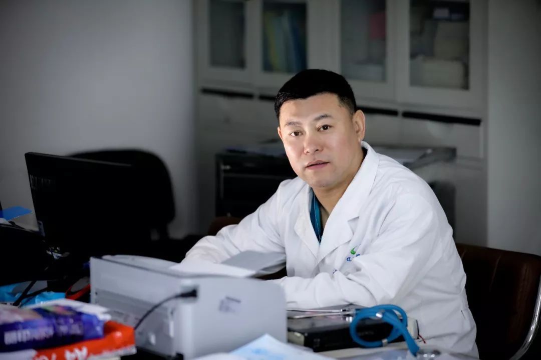 [中国文明网]男子家宴上昏倒命悬一线，救命恩人竟是当年的学生