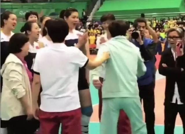女性之声@巩俐《中国女排》造型惊呆无数网友！郎平本人回应了