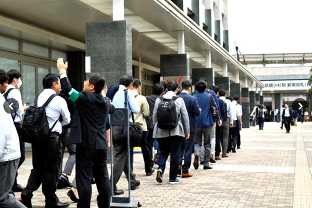 「人民网」受19号大型台风侵袭JR武藏小杉站陷入混乱 进站需排队30分钟