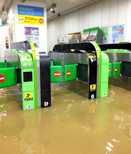 「人民网」受19号大型台风侵袭JR武藏小杉站陷入混乱 进站需排队30分钟
