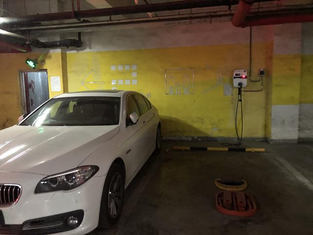 「新京报」朝阳像素小区安充电桩先交5年停车费，物业称确有此规定