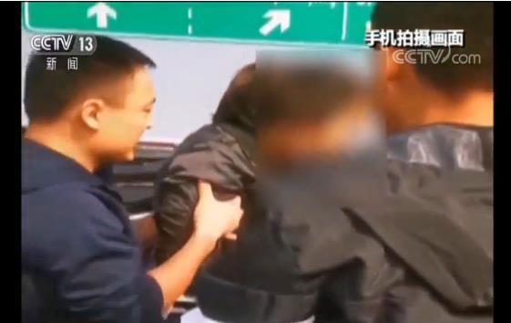 【光明网】消防员休假期间路遇车祸见义勇为：我是消防员 请大家协助我