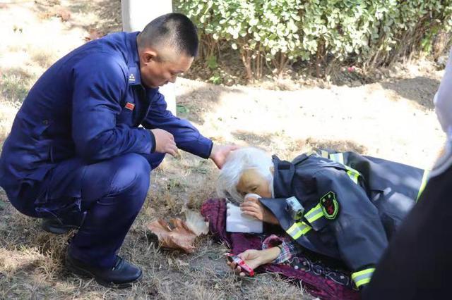 「环球网」老人赶集突发低血糖晕倒路旁 还好遇到他们