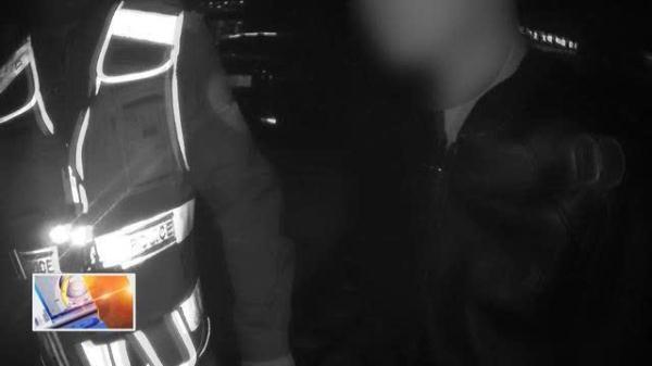 [光明网]男子酒桌散场不尽兴 边骑摩托边喝酒被行拘