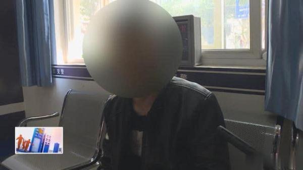 [光明网]男子酒桌散场不尽兴 边骑摩托边喝酒被行拘