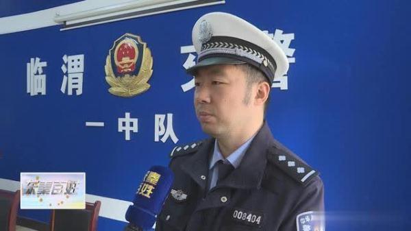 [光明网]男子酒桌散场不尽兴 边骑摩托边喝酒被行拘