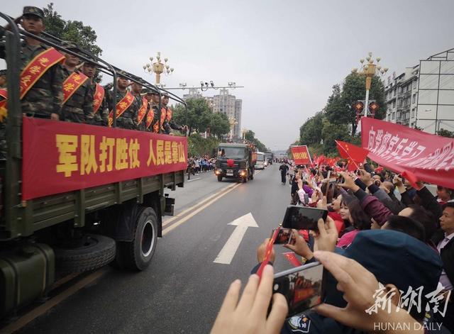 受阅官兵凯旋归来