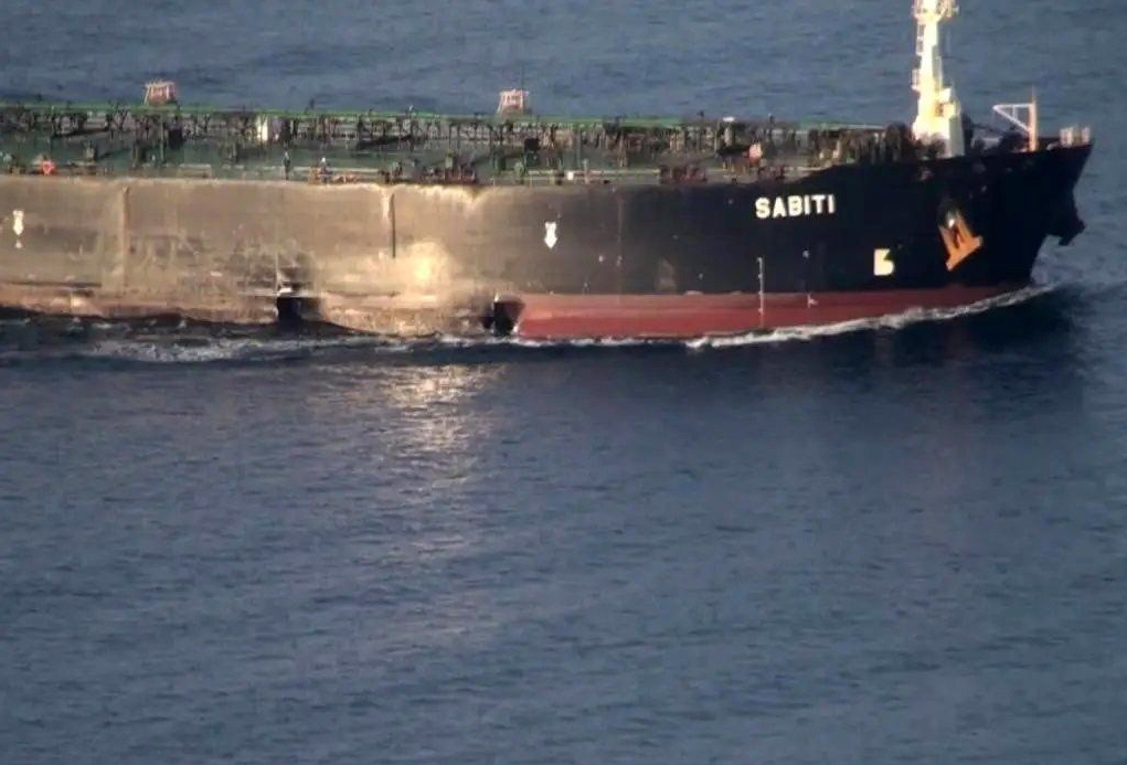 伊朗遭袭油轮照片公布船体被炸出两个大洞