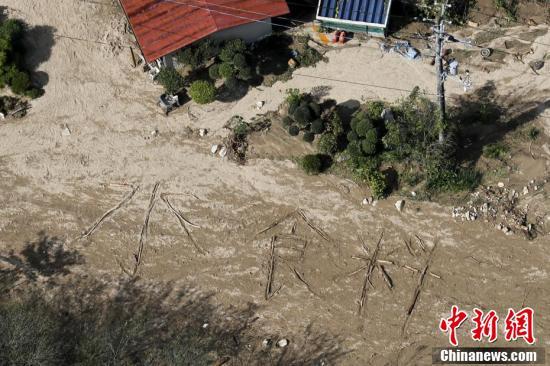 中国新闻网：日本灾区台风后变泽国 灾民地上拼出“水、食物”