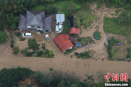 中国新闻网：日本灾区台风后变泽国 灾民地上拼出“水、食物”