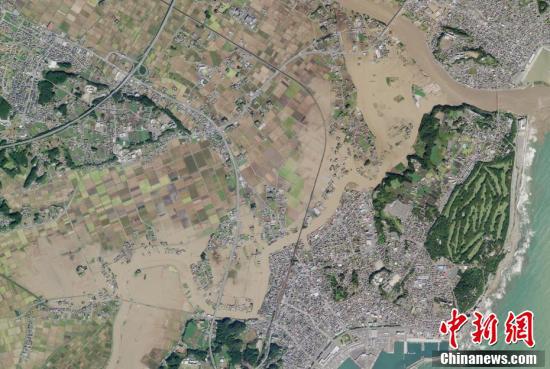 中国新闻网：日本灾区台风后变泽国 灾民地上拼出“水、食物”