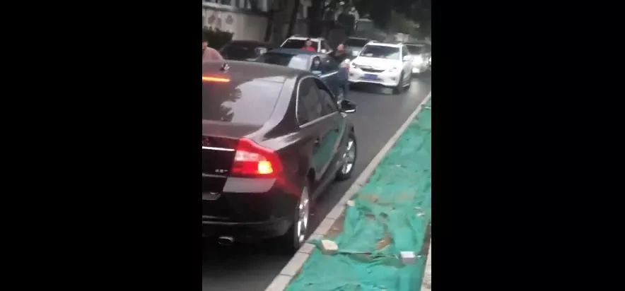 北京晚报@北京一司机逆行堵死半条街！称“我不知道”也没有倒车，交警