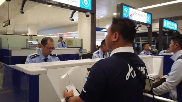 央视新闻客户端@军运会代表团陆续入境，朝鲜唯一全团着军装