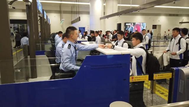 央视新闻客户端@军运会代表团陆续入境，朝鲜唯一全团着军装