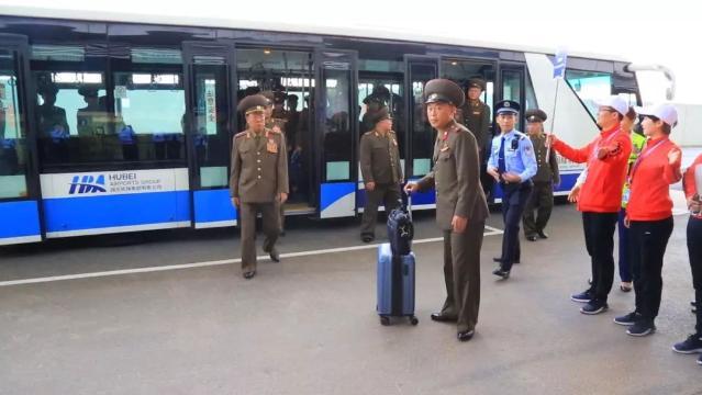 央视新闻客户端@军运会代表团陆续入境，朝鲜唯一全团着军装