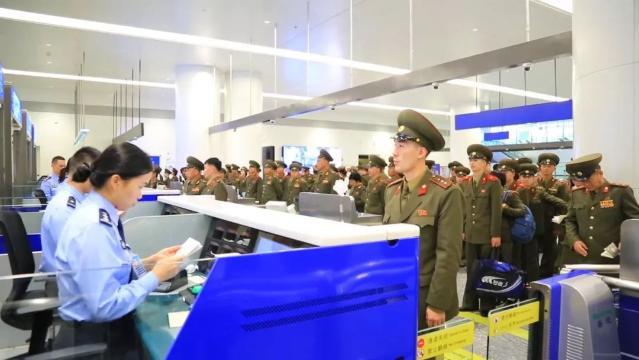 央视新闻客户端@军运会代表团陆续入境，朝鲜唯一全团着军装