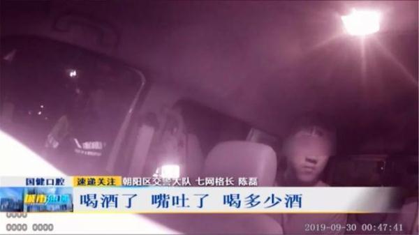 [光明网]奇葩操作！遇到交警，这位驾驶员竟狂吃香烟