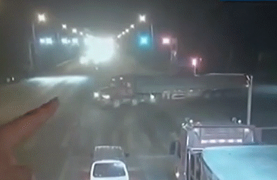 [光明网]奇葩操作！遇到交警，这位驾驶员竟狂吃香烟