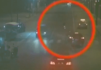 [光明网]奇葩操作！遇到交警，这位驾驶员竟狂吃香烟