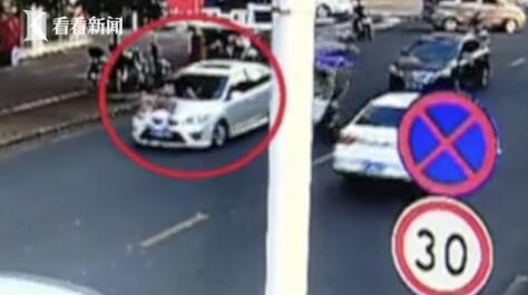 [光明网]危险！小伙坐车盖上“兜风”司机驾考只过了3科