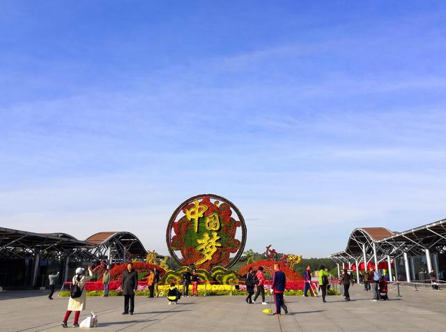 【环球网】北京天气持续晴好蓝天白云 奥林匹克公园景致美