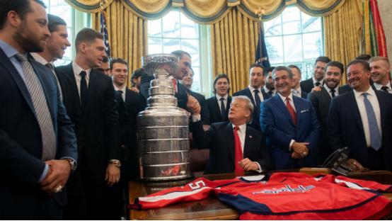 「环球网」特朗普白宫接待北美冰球联赛冠军队，虚拟拍卖中花6.5万美元拍下冠军奖杯