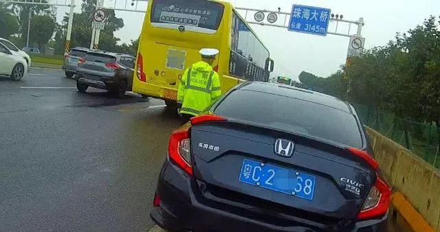 环球网@驾校教练带4学员赶考科目三，上珠海大桥连撞3车