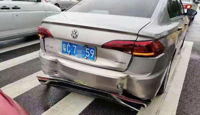 环球网@驾校教练带4学员赶考科目三，上珠海大桥连撞3车