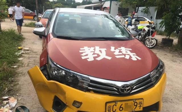 环球网@驾校教练带4学员赶考科目三，上珠海大桥连撞3车