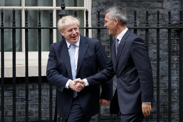 「环球网」英首相约翰逊会晤北约秘书长 翘二郎腿举止“吊儿郎当”