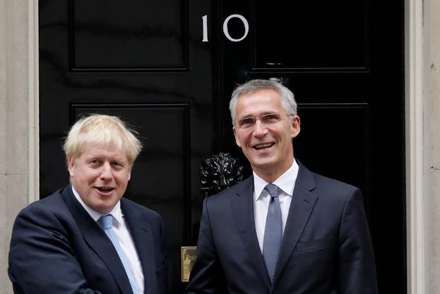 「环球网」英首相约翰逊会晤北约秘书长 翘二郎腿举止“吊儿郎当”