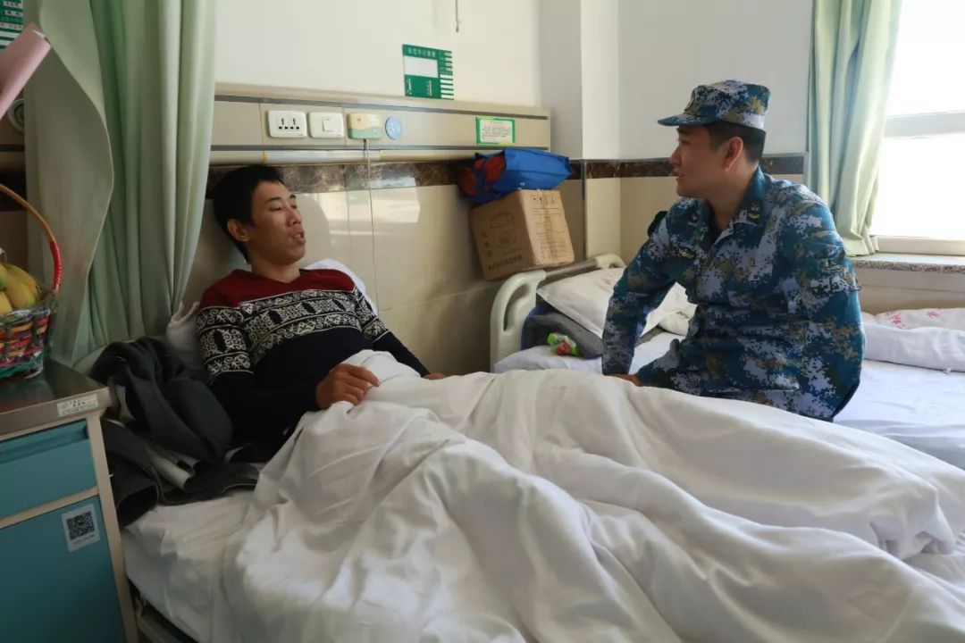 军报记者：危急时刻，“飞鲨”战士挺身而出