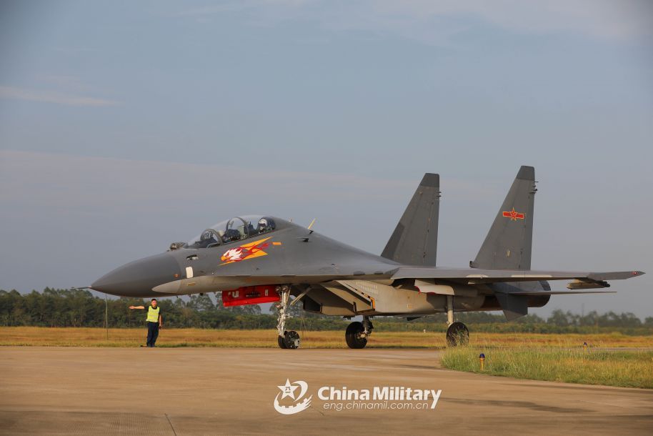 中国军网：昂首升空！南部战区空军苏-30飞行训练